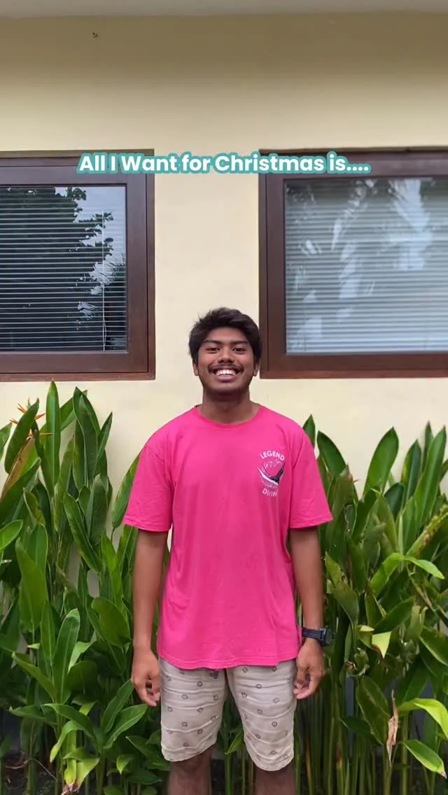 Let's celebrate Xmas from the deep with us! 🎅🏻🎄✨#christmas #santaclaus #merrychristmas #merryxmas #xmas #festiveseason #happyholiday #underwater #christmasunderwater #scubadivingcontent #scubadiving #diverlife #divercontent